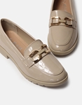 Εικόνα από Flat loafers λουστρίνι με αγκράφα Nude